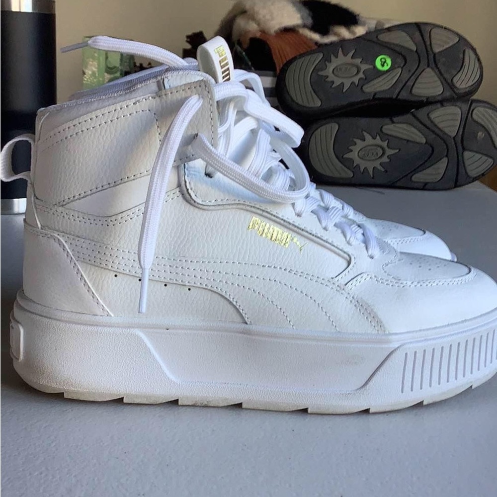 White US Womens Size 7 Puma Sneakers